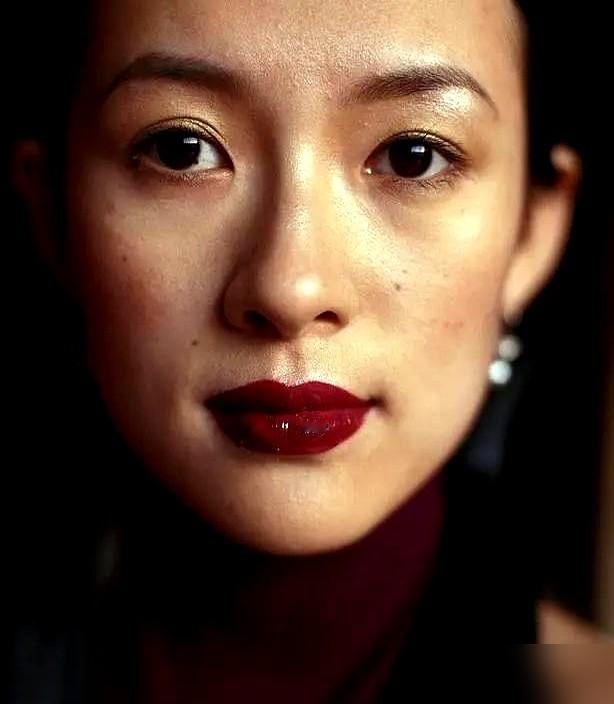 李安当年挑《色，戒》女主，第一眼就把章子怡毙了。
理由是太精，不像会输。王佳芝这角色，得笨，得空，得让你信她真能把自己搭进去。汤唯试镜时往那一站，眼神是散的，李安说就是她了。
为了这点钝感，汤唯被关了8个月。一周7天，天天练走路、打麻将、穿旗袍，一天没歇。
片场上大尺度戏，李安清场，她硬着头皮