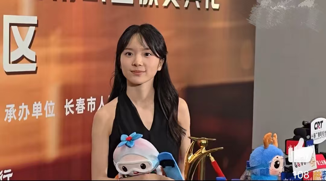 李思潼拿到长春电影节影后，可见现在华语电影奖项有多水。李思潼爆火，是因为《给阿嬷的情书》出圈，和她演技关系不大。一个素人大学生，出道四个月，哪来的演技？李思潼击败的竞争对手有高叶、张子枫等等，这完全不合理。
《给阿嬷的情书》拿导演奖、编剧奖才合理，演员类奖项和它不沾边。长春电影节把金鹿奖杯颁给李思潼