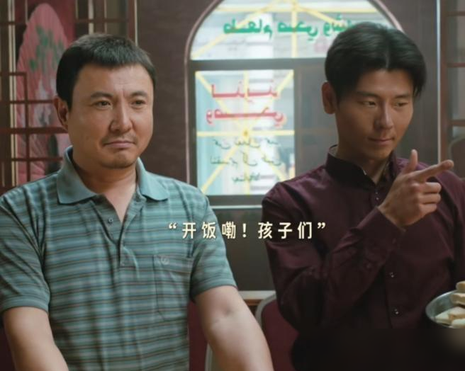 王晶刚骂完内娱顶流，转头公开夸爆这个影帝！
前几天他公开呛声，说内娱现在就是主角负责流量，配角负责演技，戳破了不少流量的遮羞布。
这次夸刚拿了长春电影节金鹿奖最佳男主的蒋奇明，说他不适合演大老板，却把比底层高一点点的尴尬小人物演活了，戏份不多却让人印象深刻。
靠演技站稳脚的演员，从来不会被角色
