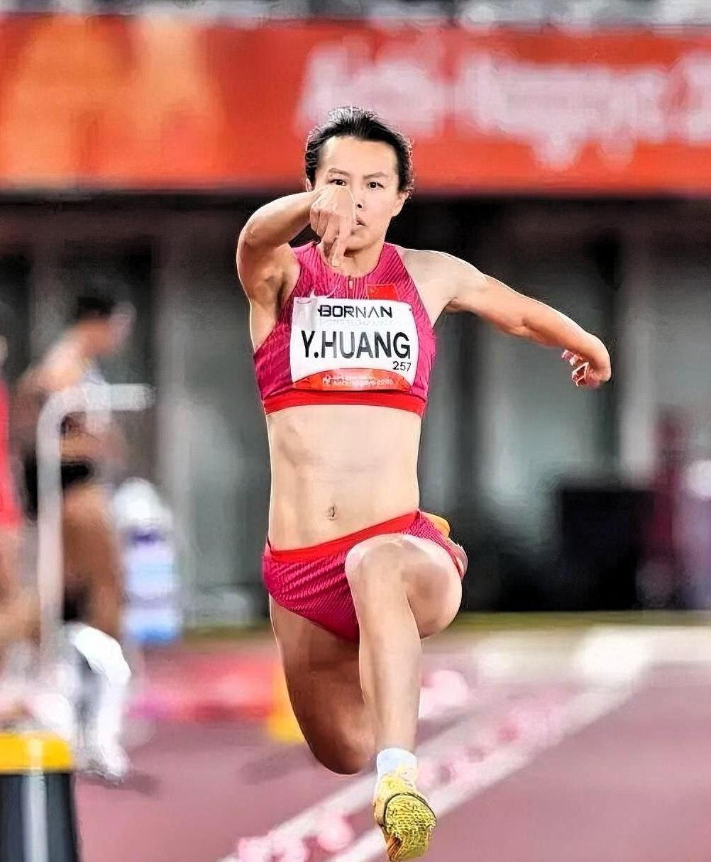 名古屋亚运会女子跳远决赛，黄滢滢前五跳都落后印度选手埃达皮利，人家第五跳跳了6米53，留给她的机会就剩最后一跳了。
结果这姑娘顶住了，6米55，直接反超2厘米绝杀。队友谈梦怡6米46拿了铜牌。
有意思的是，黄滢滢这次亚运会其实是“双线作战”。前两天三级跳远刚跳出14米12的个人最好成绩拿了银牌，转头