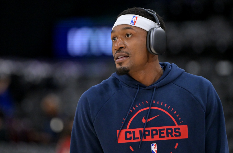 被罚掉5个首轮签的快船开始疯狂报复！
9月3日，NBA一纸罚单砸下来：剥夺快船2029到2033年全部五个首轮签，罚款3000万美元，老板鲍尔默停职一年，运营总裁弗兰克无薪停职六个月。调查认定快船在2019年招募伦纳德时，通过牵线代言、垫付开销等方式系统性规避工资帽。
所有人都等着看快船的笑话。巴克