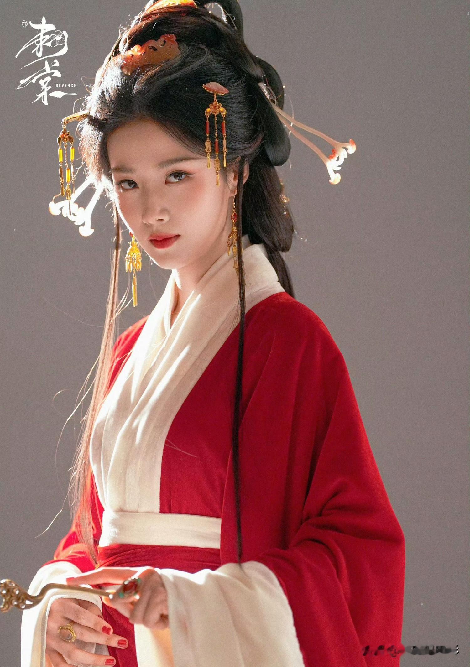 同样演霸气皇后，卢昱晓在《刺棠》里气场明显撑不住，看着气场偏弱，撑不起角色的威压感。反观吴谨言《凤不栖》放出的物料，眼神锋利狠绝，皇后的压迫感直接拉满。卢昱晓出圈完全得益于郭敬明镜头的精细打磨，一旦离开这种加持，后续角色始终跳不出自身框架，演来演去都像是在演自己，很难驾驭这种有强大气场的复杂大女主。
