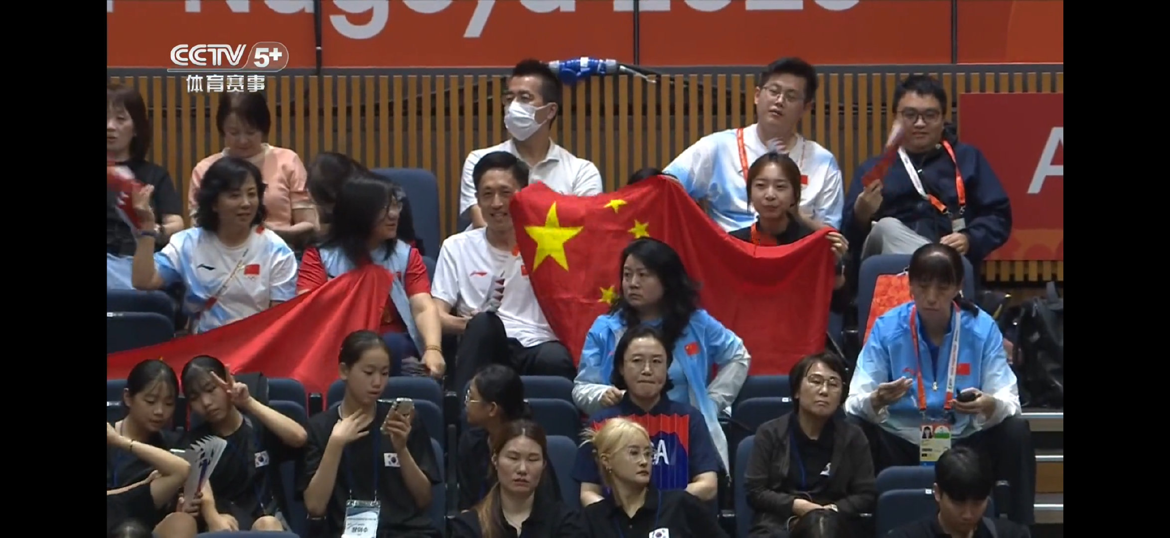 赖亚文主任拿着耳麦和对讲机，是遥控指挥吗[嘻嘻]

#中国女排vs泰国女排# ​