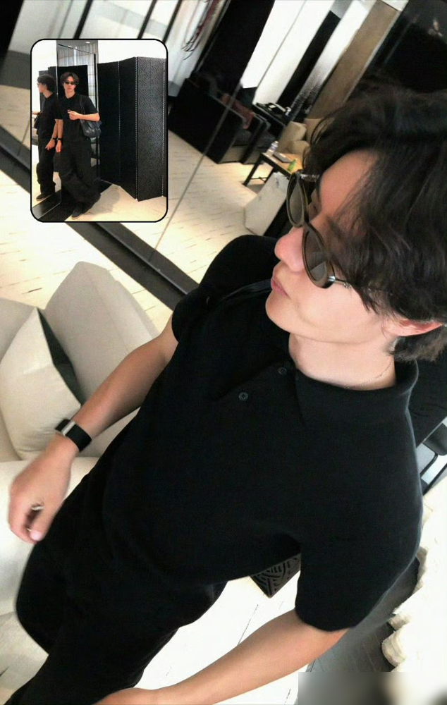 巴黎凌晨，王一博穿着报纸去看秀，顺手还啃了口零食。
香奈儿2027春夏大秀，他一身复古报纸印花大衣，墨镜一戴，谁都不爱。结果镜头一转，被抓到在台下偷吃。外网生图直接刷屏，评论区炸了：贵公子连吃零食都像在拍电影。
别人看秀端架子，他看秀像回自己家客厅。法式复古压不住那股清冷的东方劲儿，松弛得让人牙
