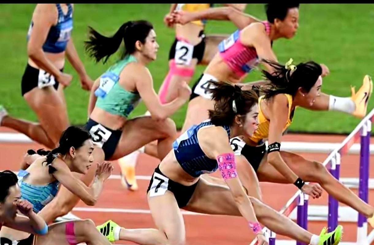 名古屋枪响时，赛道只认终点。
中国女子100米栏出吴艳妮、林雨薇；杭州林12秒74称后，吴当时因抢跑无成绩；到今年6月选拔，吴12秒99胜林13秒00，差到发丝级。
日本这边，中岛瞳12秒60、福部真子稳定12秒7区间，主场加持，看台一吼，节奏就抖；裁判的尺眼，难说完全无波动。
林稳、吴猛，两人并非