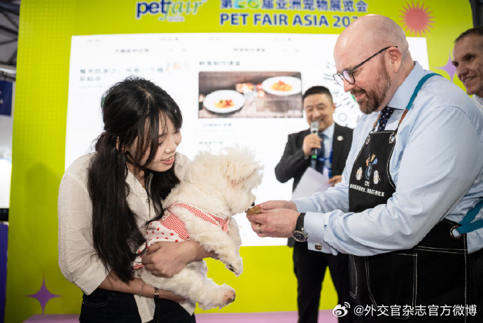 西班牙使馆在北京亮马桥风情海岸办艺术展览到11月，美国外交官发布来华一个月手记，德国新任大使学做月饼，澳大利亚使馆庆祝大陆苹果准入中国，泰国使馆办冬阴功汤品尝会，欧盟在顺义设中欧地理标志展厅。阿塞拜疆希腊捷克韩国沙特巴基斯坦哈萨克斯坦等文化贸易资讯。澳大利亚使馆把苹果和三文鱼做成冷 ​