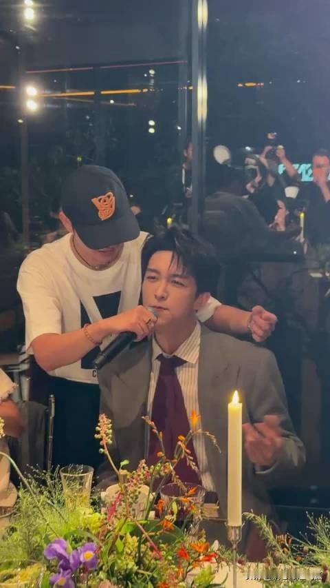 黄子弘凡 姚晓棠什么时能有一个合作舞台啊！一首《对你爱不完》完全唱到我们心里了。