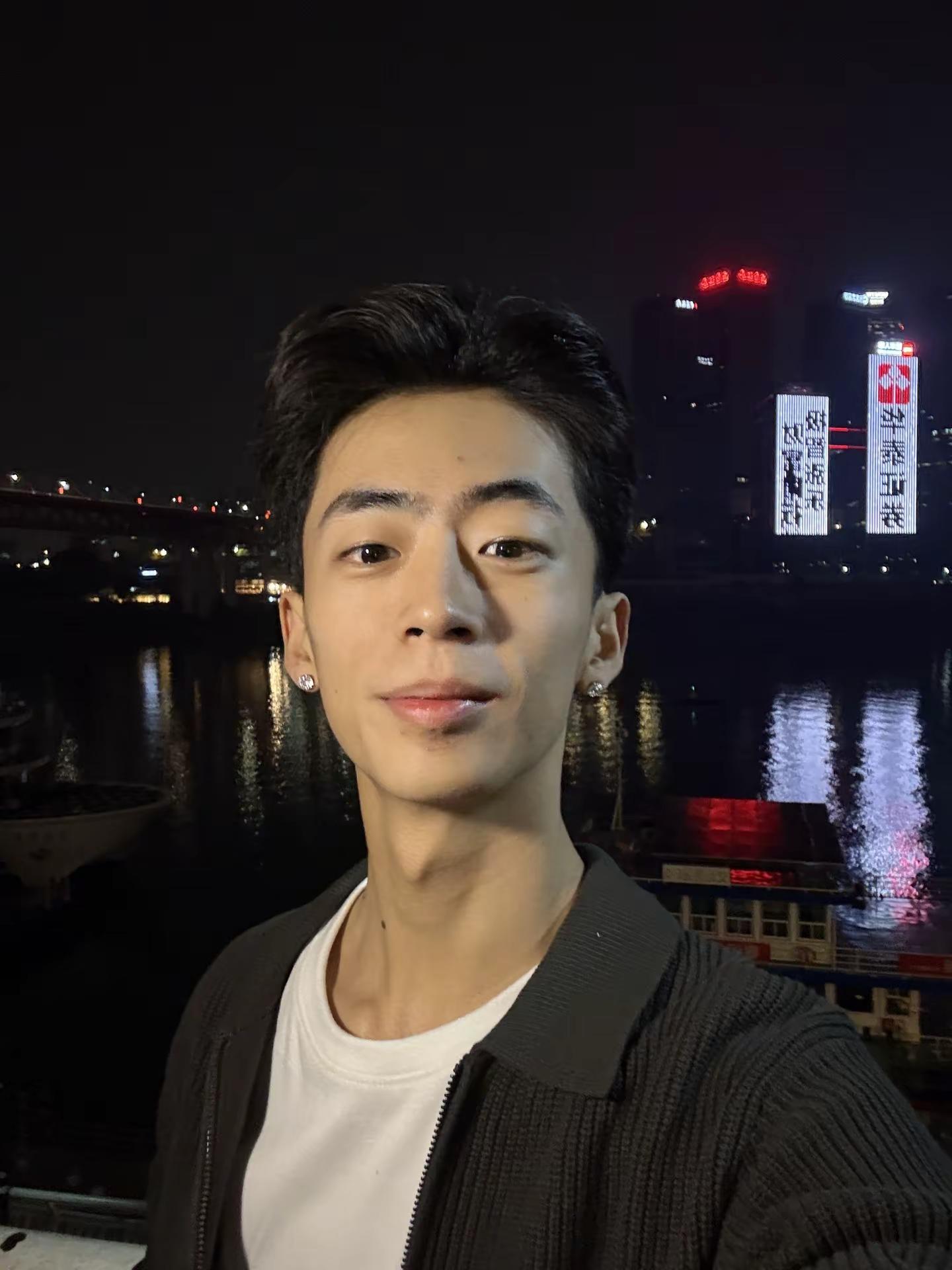 还是喜欢梁凡老师版本的《阿楚姑娘》，梁凡老师唱出了泥土里生长出来的温柔与怅惘，是故事亲历者的低声诉说，带着西北乡野的月光、炊烟与桂花香。袁娅维版本是华丽浓烈的戏剧感，而梁凡的原版，是朴素、真诚，带着距离感的怀念，像翻起一张泛黄旧照片，安静，后劲很足阿楚姑娘 梁凡 袁娅维 音乐