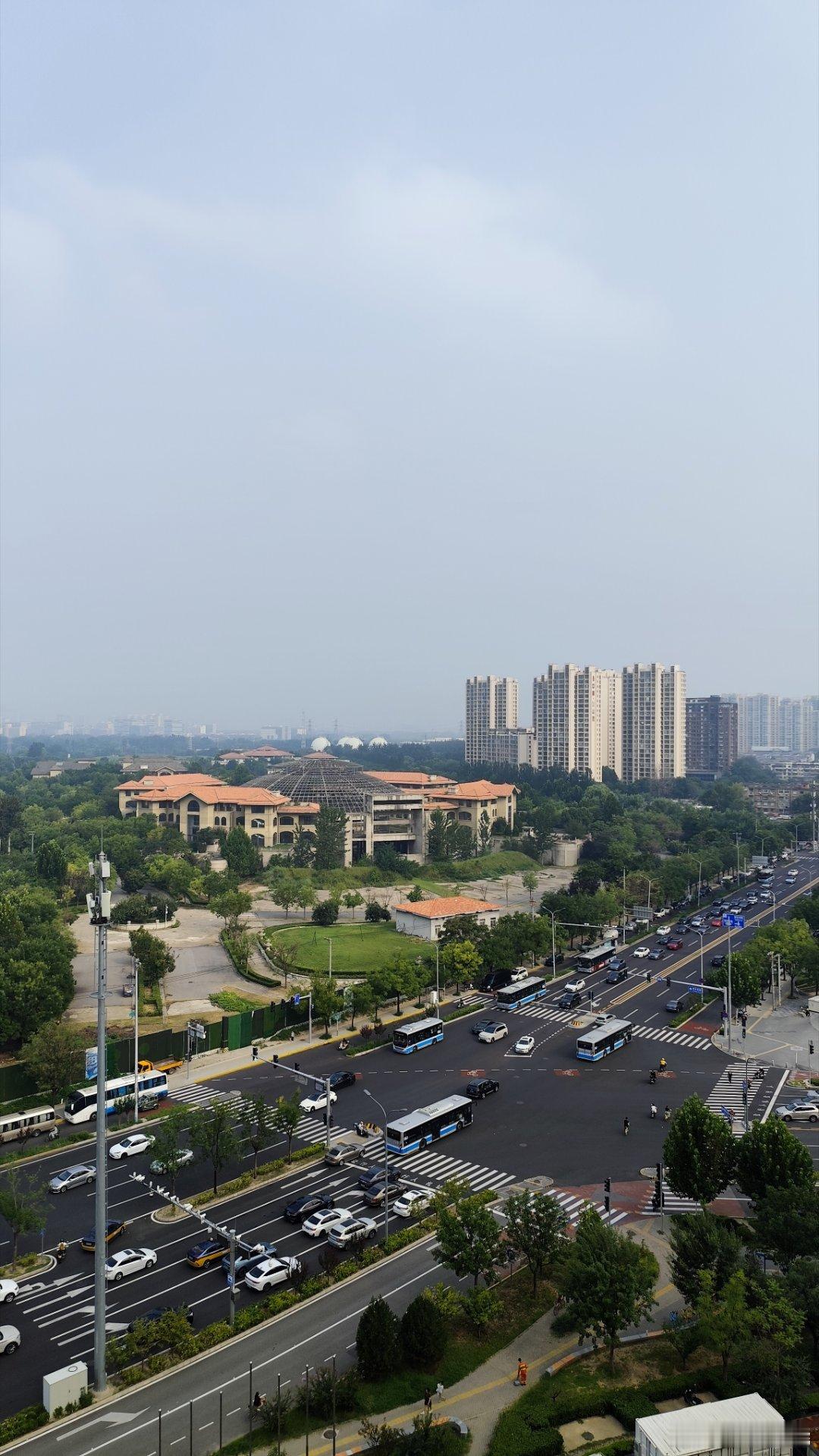 #发烧播报# 2026.08.20 多云转阵雨，空气一般，温度偏高，体感较闷热。
#北京天气# 今天周四［农历七月初八]
8月20日，多云，31℃/22℃，南风1级，空气质量：良；
8月21日，雷阵雨，31℃/24℃，东风1级，空气质量：良；
8月22日，雷阵雨，30℃/24℃，东南风1级，空气质量：良。
——08月20日 12:41发布 ​