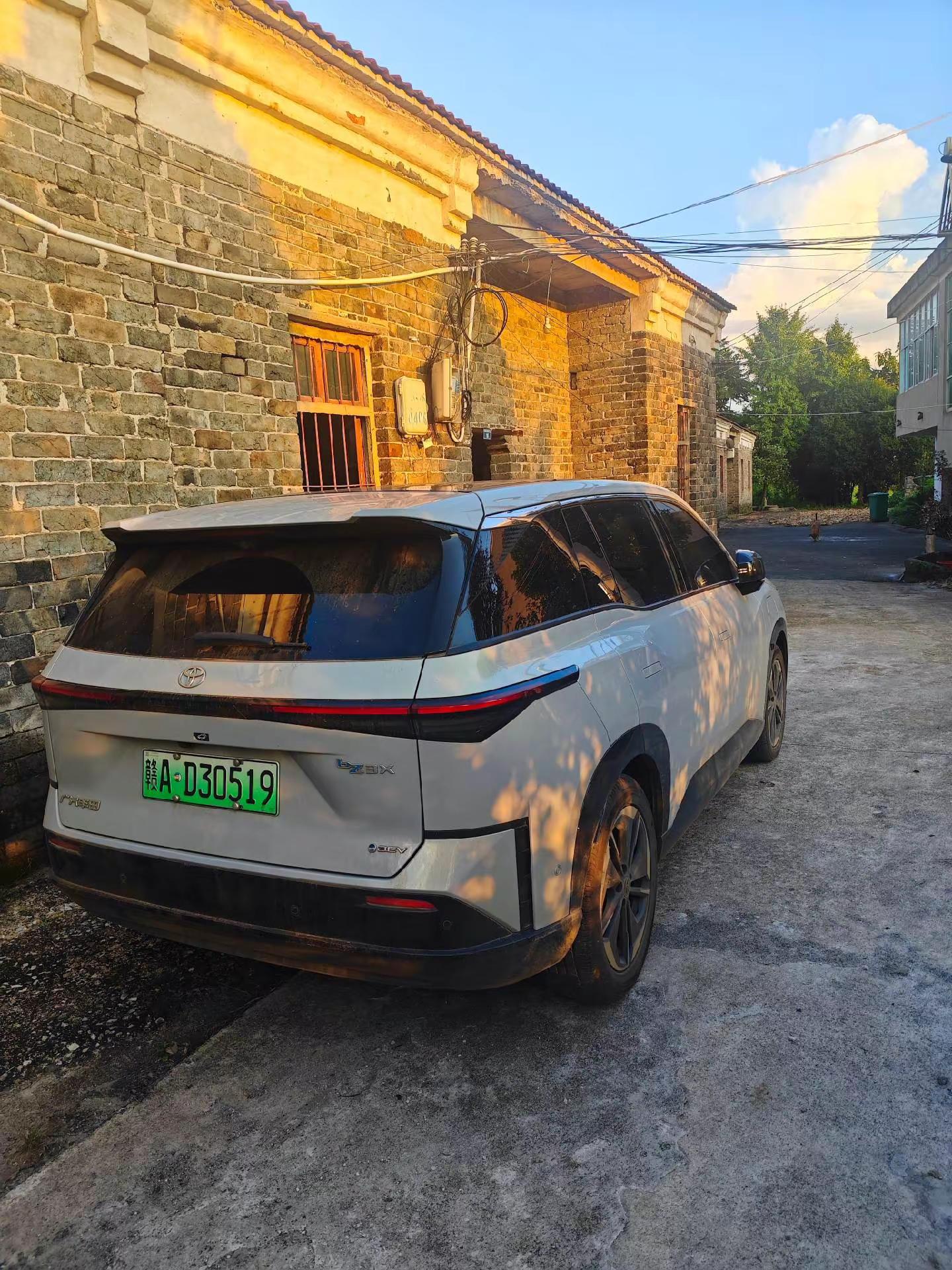 不知不觉我的铂智3X已经行驶到一万公里，也算正式解锁老司机身份，来聊聊这段时间真实的用车感受。做完一万公里首保，整车状态依旧很稳，常规检查下来没有发现问题，保养流程简单省心。日常最满意的就是它的电耗表现，日常通勤路况下能耗控制得很不错，长期开下来用车成本很低。智能驾驶辅助是我高频在用的功能，早晚高峰