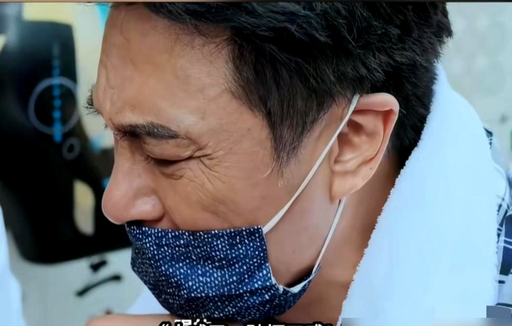 64岁的吴镇宇在成都一家网红餐馆，当着镜头的面，直接把刚嚼两口的蹄花和兔头吐在桌上，旁边站着的老板脸瞬间绿了
 

换做普通小网红，八成咬着牙也得硬夸两句，他倒好，嫌蹄花腥臊、兔头肉柴，眉头拧成死结，是一点面子都没留
 

现在太多店全被流量惯坏了，菜单拍得像艺术写真，网上铺天盖地投流推爆款，后厨却