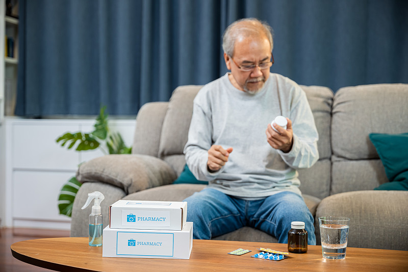 成本30卖6000！央视曝光“神药”专坑老人，核心原料竟是麦芽糊精
号称防癌延寿、调理百病，一盒“乌梢蛇牛磺酸冻干粉”成本才30元，最高卖到6000元！央视《食安中国》曝光广州养老诈骗案，核心原料只是普通食品添加剂麦芽糊精，有老人半年被骗超10万元。提醒爸妈：包治百病的“神药”都是坑！你身边老人买过