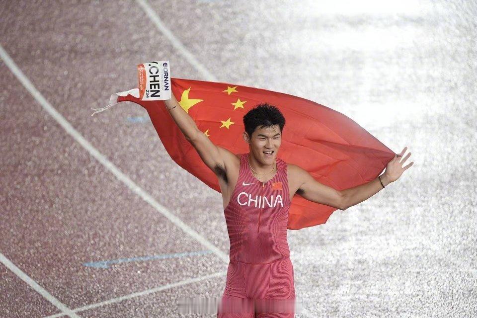陈圆将110米栏夺金霸气庆祝！名古屋亚运会男子110米栏决赛，雨夜赛道之上，20岁小将陈圆将跑出13秒15，力压东道主强敌，强势拿下金牌，为中国队重新夺回这枚分量十足的奖牌！
 
冲线之后他的庆祝足够霸气，张开双臂，对着镜头高声呐喊，把积压的情绪全部释放出来。面对赛前外界更看好对手的声音，他用 ​