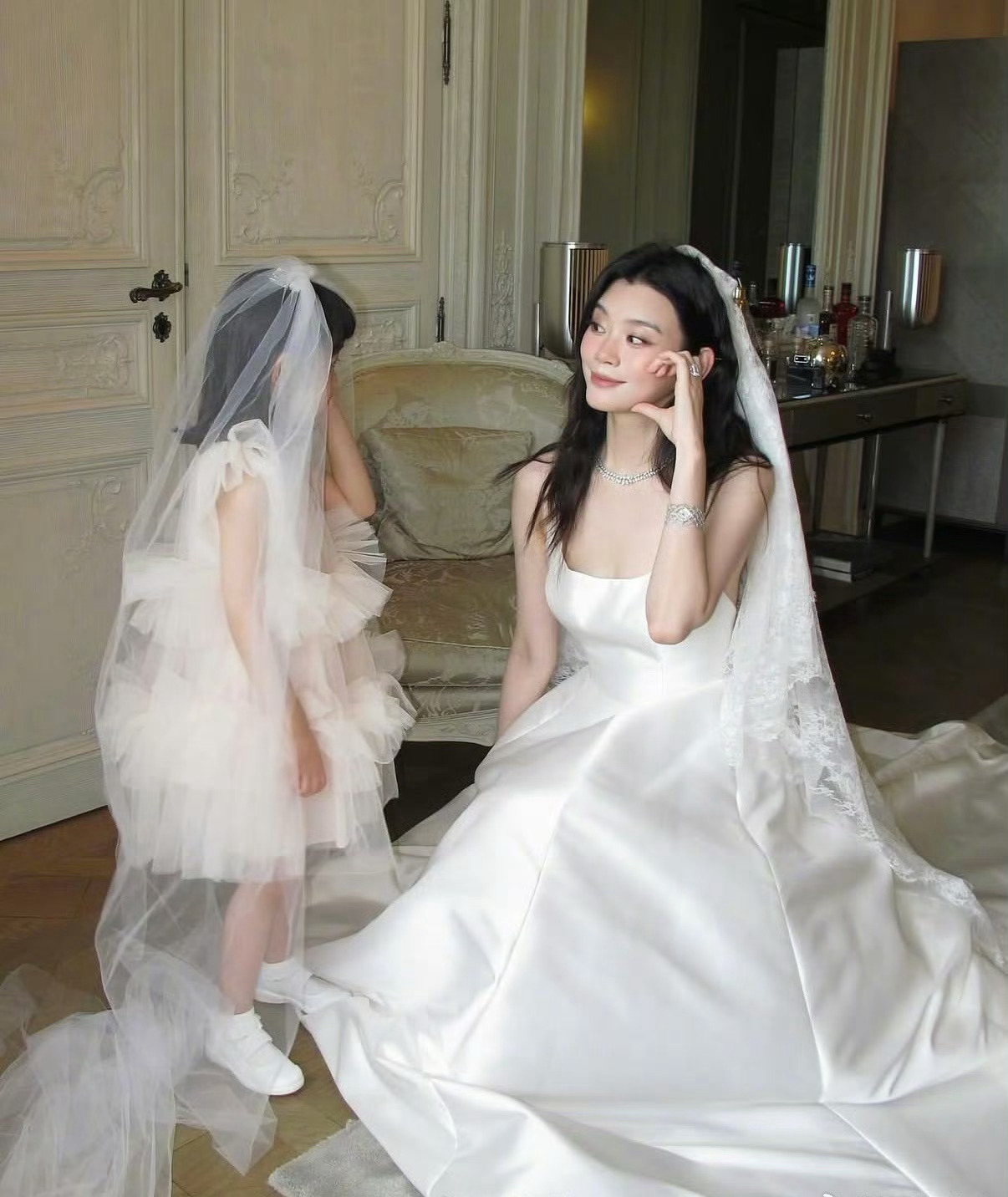 近日，奚梦瑶给女儿买了可爱版菜篮子话题温柔出圈，一组生活化细节瞬间戳中网友内心。褪去超模光环与豪门滤镜，奚梦瑶化身温柔细腻的普通妈妈，用心为女儿挑选童趣好物，温馨日常尽显柔软母爱。
 
奚梦瑶在社交平台分享暖心日常，特意为女儿