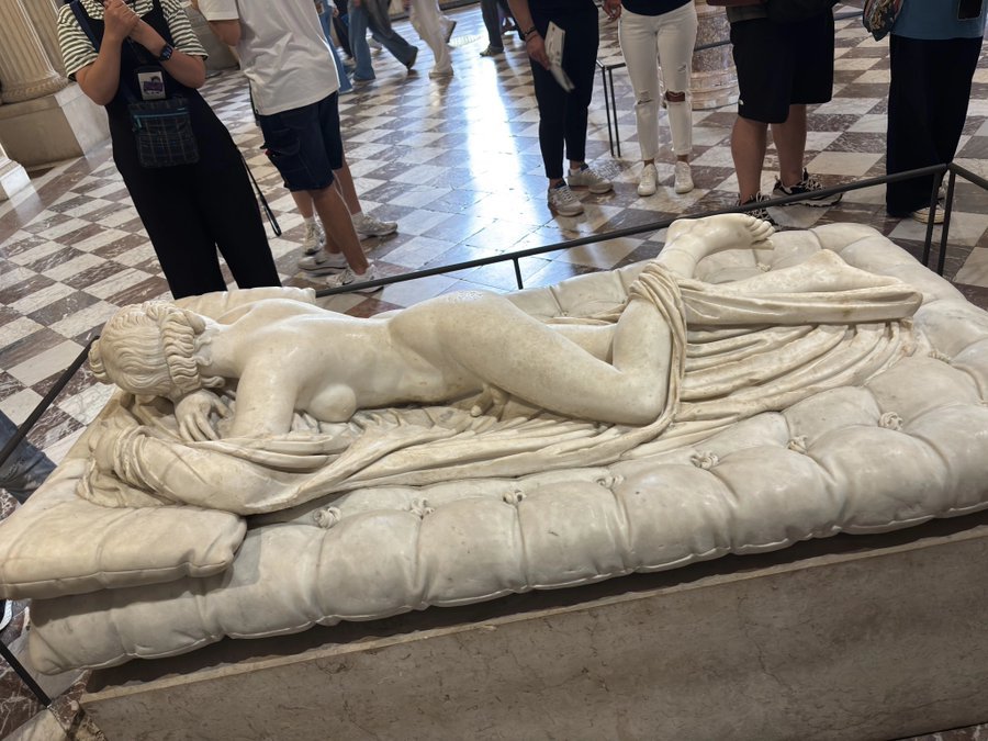 卢浮宫《沉睡的赫尔玛弗洛狄忒斯》（Sleeping Hermaphroditus）好像是国内一个高中生参观时拍的因为标题是 卢浮宫里也有小药娘（）所以传播很广以前介绍过这个典故赫尔墨斯（Hermes） 与 阿芙洛狄忒（Aphrodite）的儿子在泉水中遇到水仙 萨尔玛西斯（Salmacis），仙女疯狂爱上他并祈求永远结合。结果两人身体融合为一，成为同时具有男性与女性特征的存在。