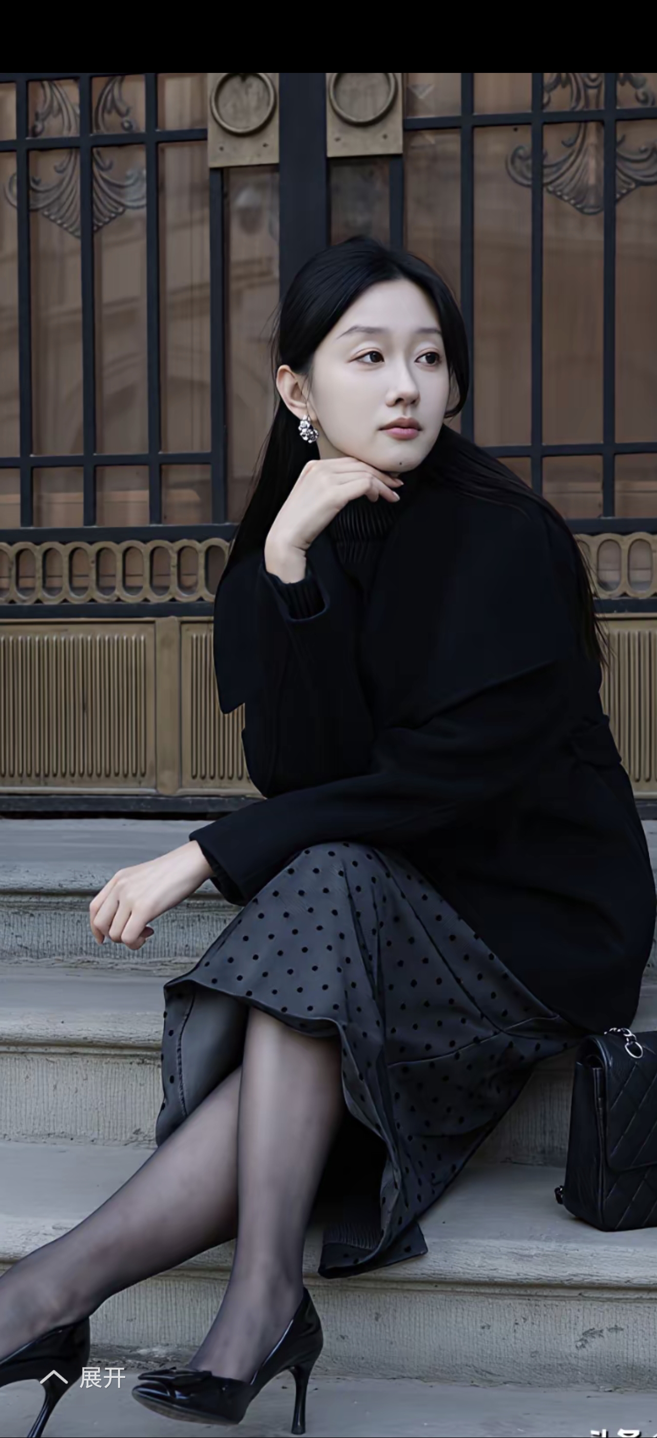 优雅黑裙，复古风韵，都市女郎的时尚日常。