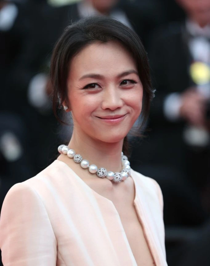 汤唯老的不成样子了！“鹌鹑蛋”项链好显老，穿礼服显肚大，皱纹遮不住