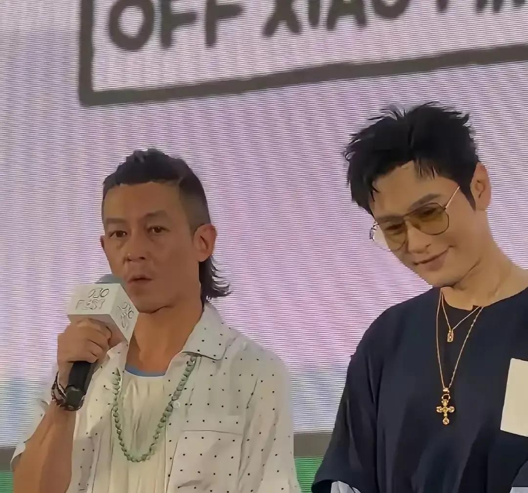 49岁的黄晓明，刚在青岛提完第三辆同款豪车，转身就出现在上海要求验资千万才能进的售楼部。全程没提新戏，没提新代言。

网友说，有钱人的快乐咱想象不到。同款车买三辆，搁普通人连想都不敢想。有人说，他之前就为了儿子上学要把家搬到上海，这下果然去看豪宅了。明星养娃也得盯着学区跑。

跟他一起去售楼部的工作