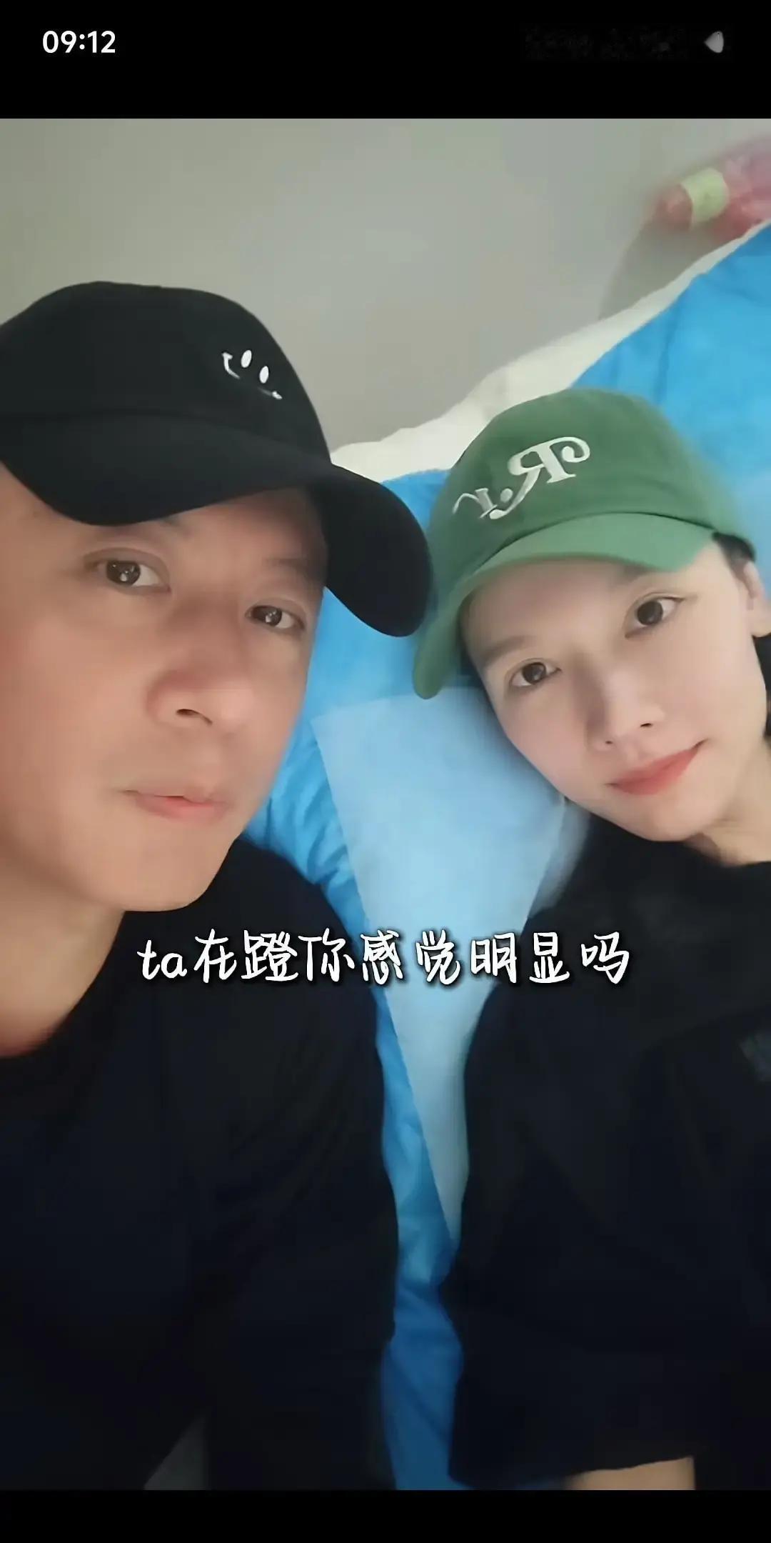 孙骁骁更新孕期vlog，老公任重全程陪同到医院产检，这次主要给二胎宝宝做四维彩超检查。视频里任重轻声询问二宝的胎动情况，温柔问道：“能感觉明显吗？”孙骁骁满脸笑意回应，胎动特别清晰，小家伙在肚子里一直不停活动，活力满满。

产检前一天晚上，孙骁骁把大宝哄睡着，自己却翻来覆去睡不着。任重起来倒水，看见