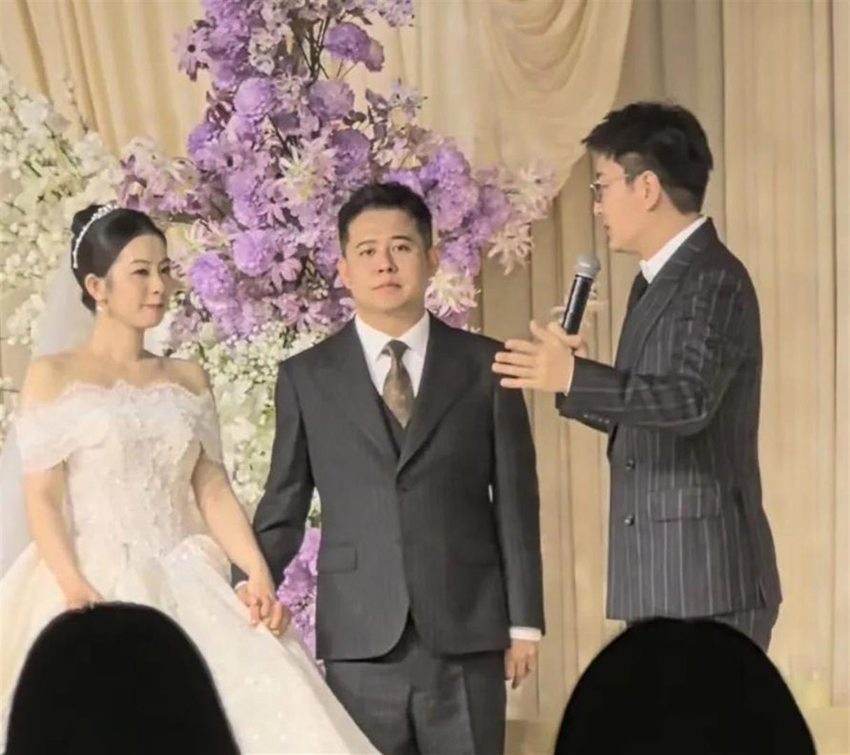 贾乃亮跑临汾喝吃席，参加好朋友婚礼，一身运动服太帅气了，吃饭时好多人拍他。
