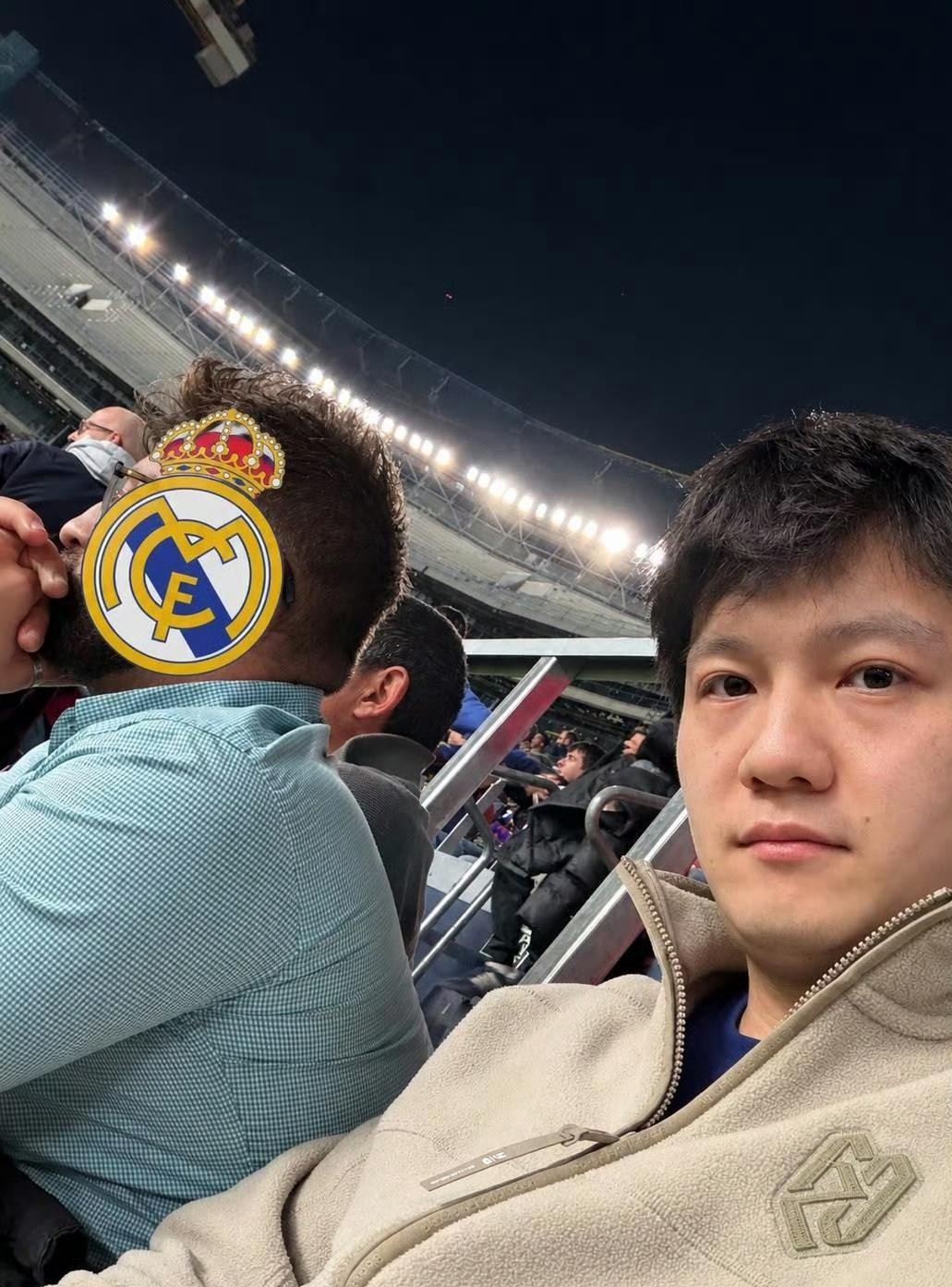 世界冠军樊振东在异国他乡的球场看台，硬生生把追星现场过成了“谍战片”。
平日里在乒乓球台前霸气侧漏的超级巨星，到了伯纳乌或者诺坎普的客场观众席，也得老老实实当个憋屈的小球迷。
手握巴萨给客队的赠票，里面套着心爱的皇马战袍，本想拉链一拉蒙混过关。
谁料到当地赛事的安检格外严苛，连外套里穿了哪队衣