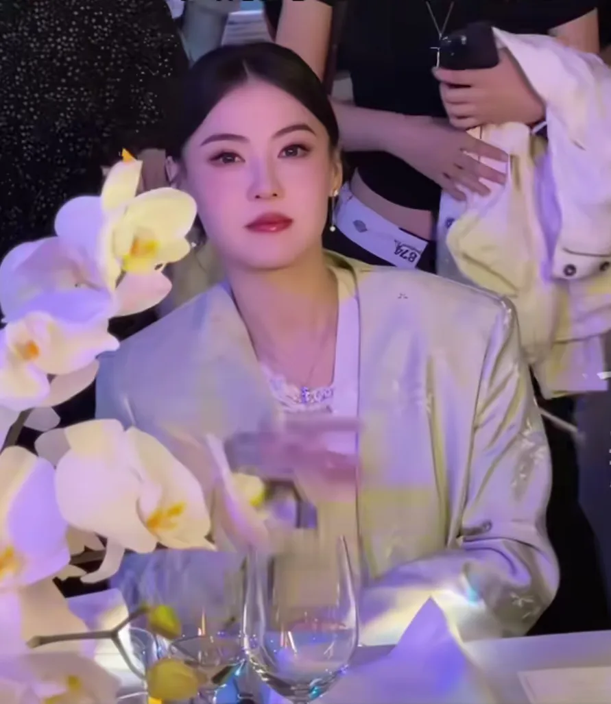 这美女是张柏芝吗？ 近日，在江西景德镇的一场活动中，一身浅绿色新中式国...