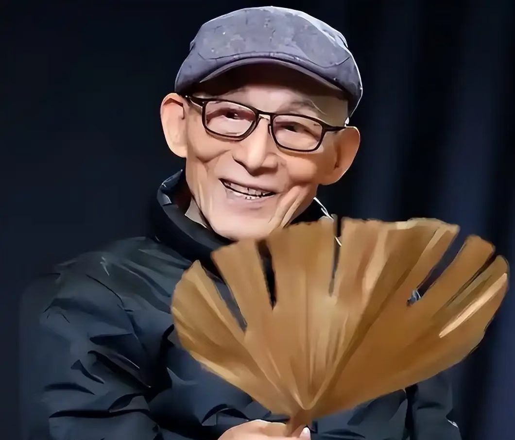 93岁游本昌去世！这一生也算是值了，跑龙套二十多年，五十多岁演济公深入人心，八十多岁出演《繁花》中的“爷叔”又再度走红。

游本昌生于1933年，同一个人，在五十二岁和八十七岁各红了一次，这在演艺圈里找不出第二个。

1952年，十九岁的游本昌考进上海戏剧学院表演系，四年后毕业，正赶上中央实验话剧院
