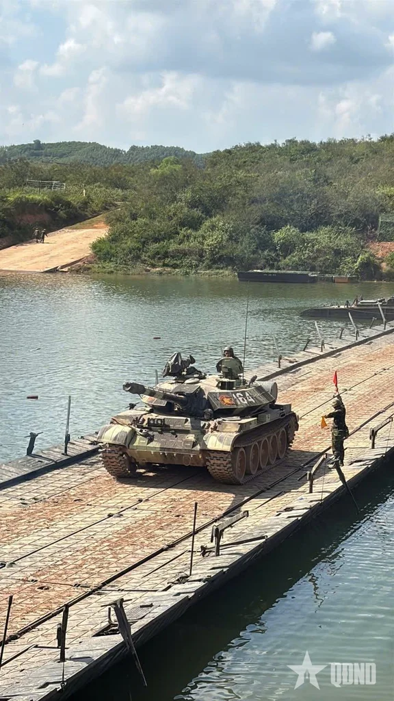 越南的T-54BVT坦克通过PMP浮桥