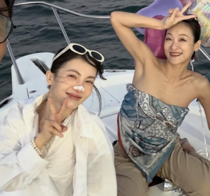 真的太值得咂摸了！2026年9月5日，国内女星金晨迎来35岁生日，她跑到美国包下游艇邀请朋友出海庆生，现场照片被美国网友曝出后，立刻引发全网热议，不同立场的网友吵出了完全不一样的声音。

从流出的现场照能看到，金晨穿一件简单的白上衣对着镜头比耶，连鼻贴都没摘，状态看起来相当放松。有熟悉当地行情的网友