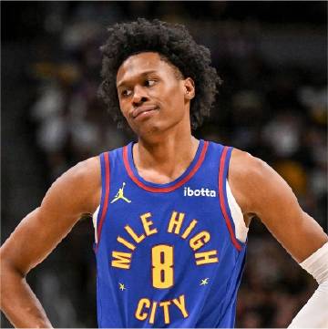 据ESPN记者Shelburne报道，哈登推迟了与克利夫兰骑士队的续约...