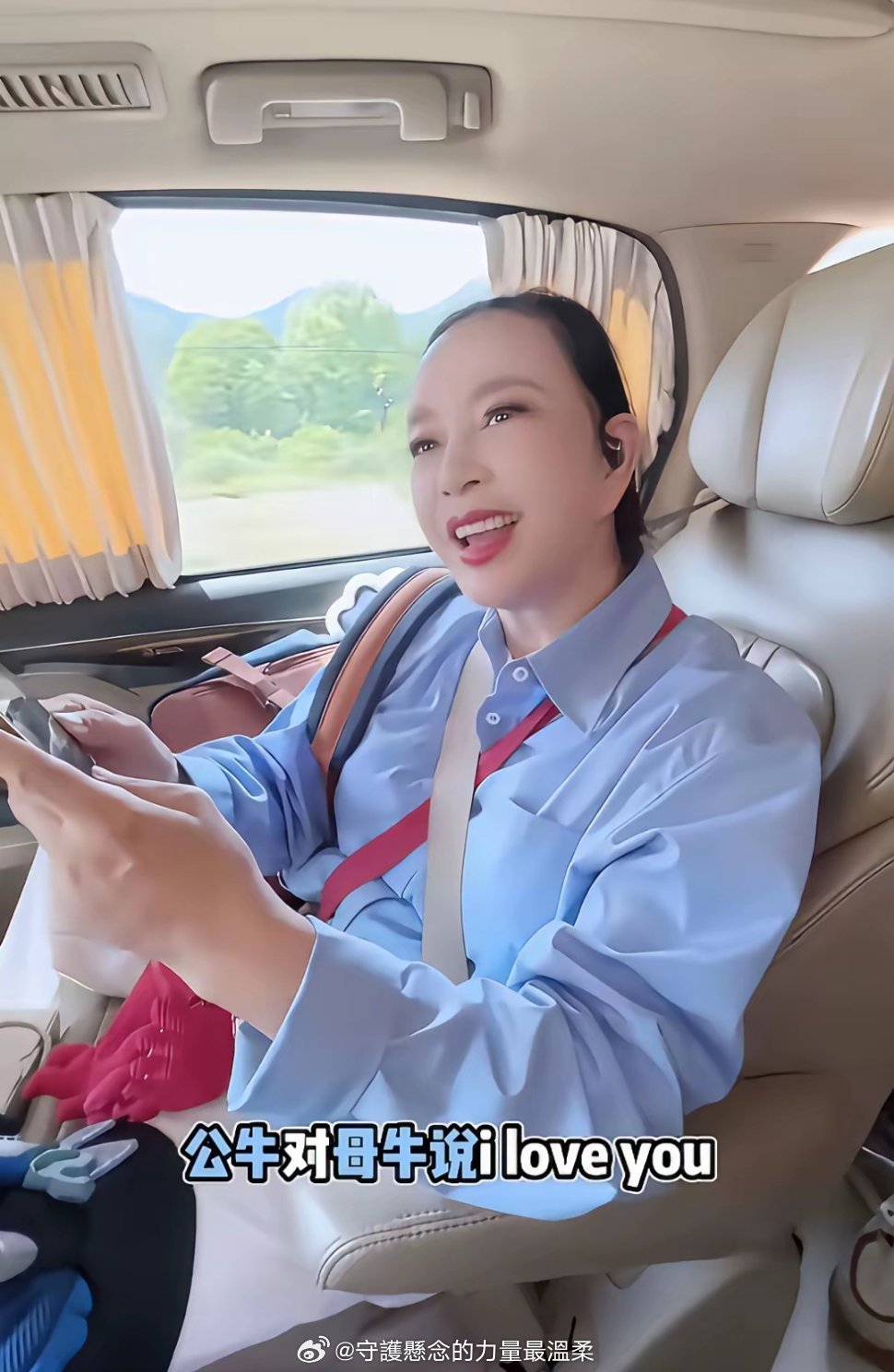 刘晓庆不戴假发，额头挺高！有钱人脑门都没头发！ ​