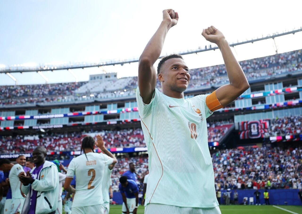 法国这场2-0赢摩洛哥，确实像你说的：比分和上届半决赛一样，但场面更一...