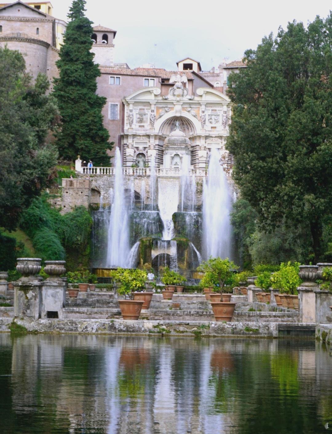 图文来自网络
“千泉宫”通常指位于意大利的‌埃斯特庄园‌（Villa d'Este），是一座世界文化遗产园林 。它并非中国汉代的甘泉宫，两者名称易混淆但地点不同 。‌‌￼百度百科

在哪里建成的

‌地理位置‌：位于意大利罗马以东约40公里的蒂沃利小镇，坐落在陡峭的山坡上 。

‌建造背景‌：建于16世纪 ​