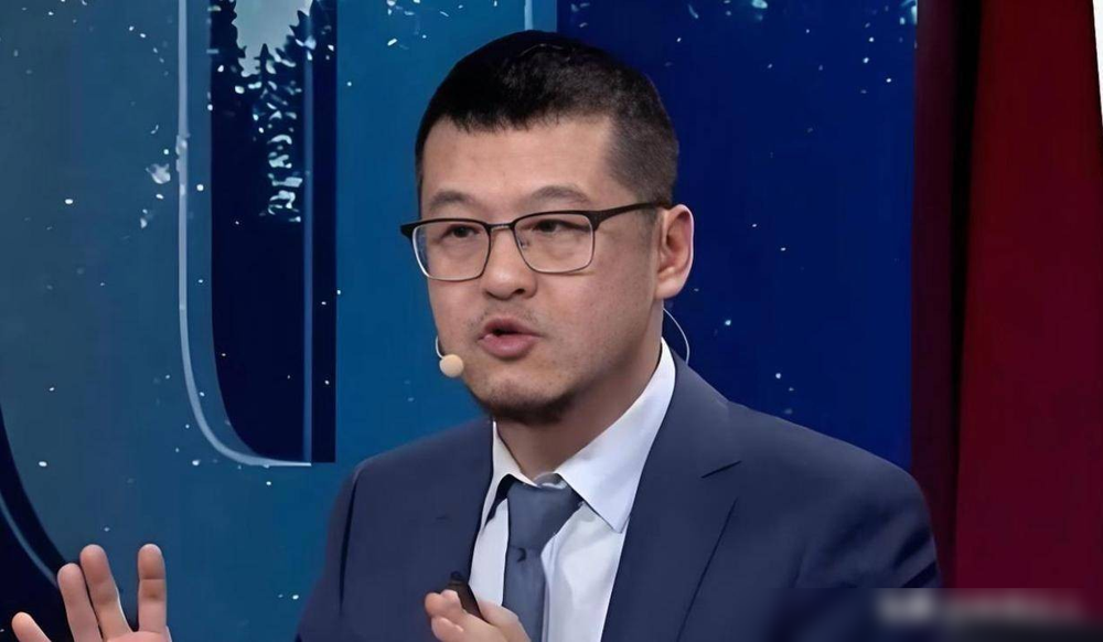 杨毅这话放出去，评论区得炸一半。他说纯比得分，杜兰特就是历史第一。
别急着骂，先看数据。3万分里程碑，用的场次只输乔丹。生涯真实命中率61.9%，历史第四。关键他这命中率不是靠吃饼堆的，中距离硬解占了大头。
再看狠的，单场25分以上且真实命中率90%+的场次，杜兰特21场，历史第一。2017年总