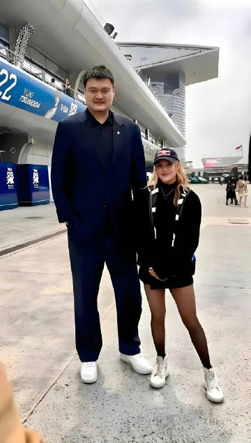 姚明身高还是太超模了，谷爱凌站在他身边像个小手办一样<span cla...