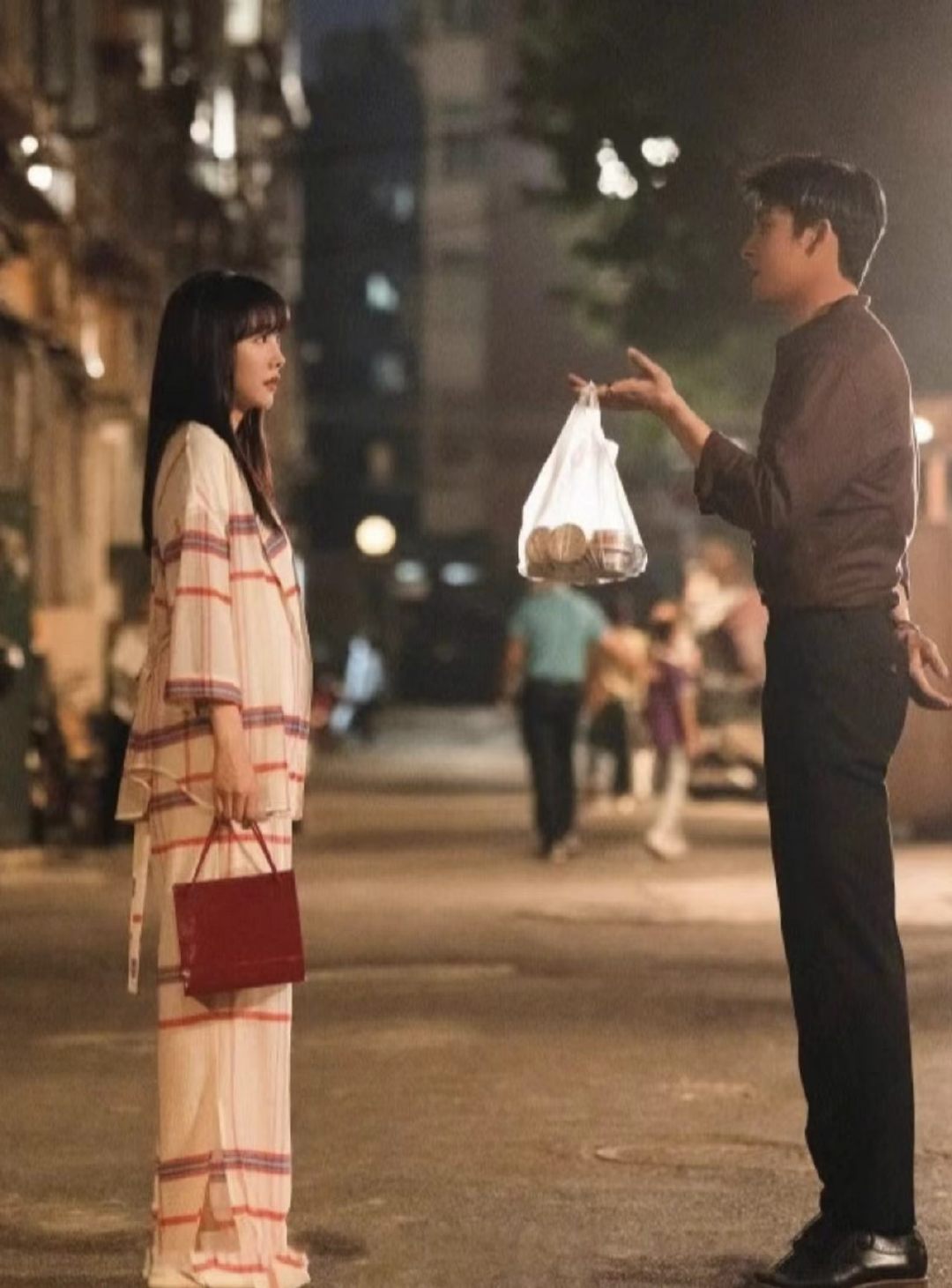 #装腔启示录里有孙千和井柏然#
谁懂啊，重看装腔居然在背景看到他俩，兜兜转转的缘分太戳人。一部讲现实百态，一部主打缱绻情爱，两部剧各有各的魅力#早春晴朗# ​