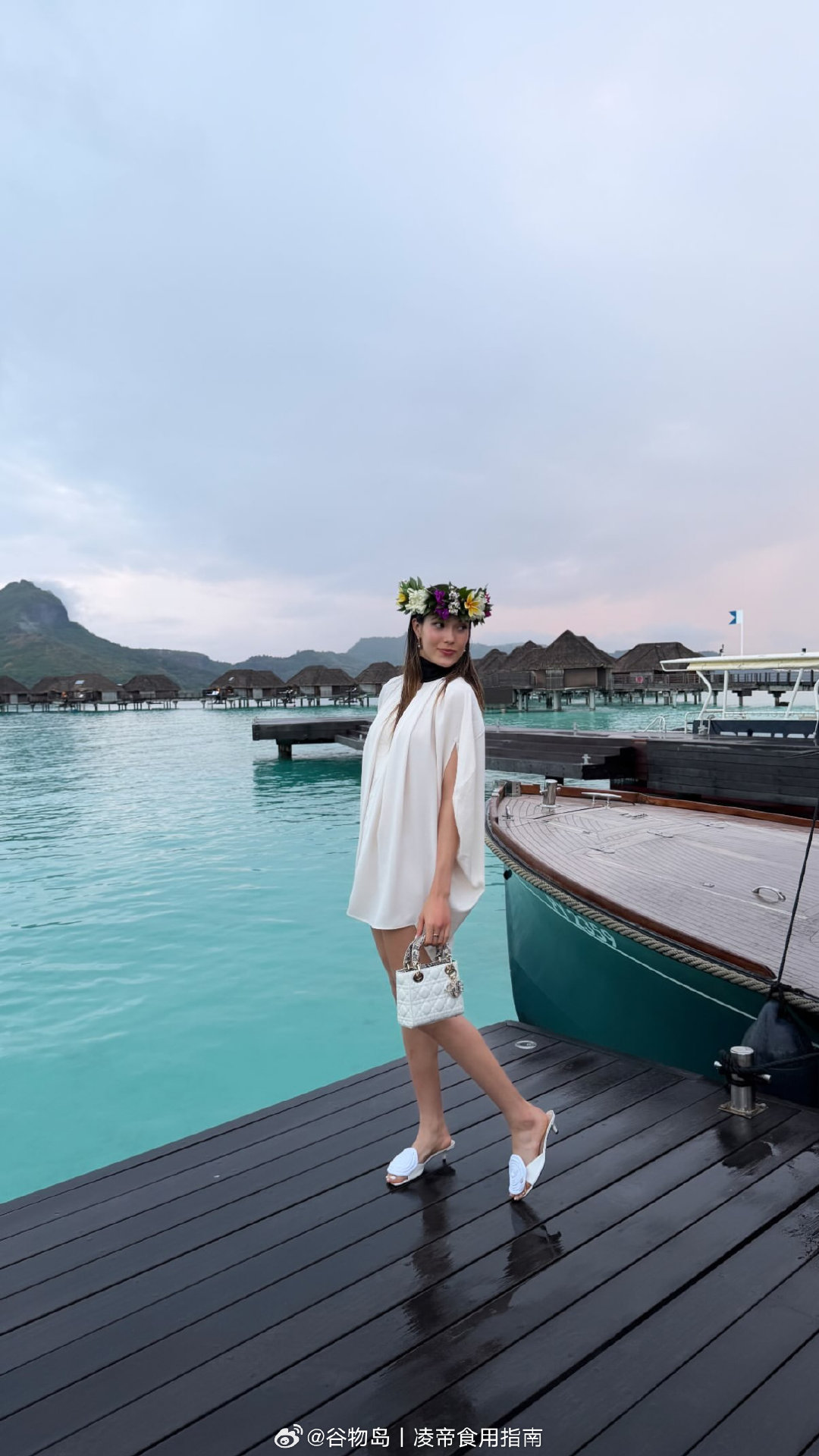 #谷爱凌# 
【ins更新】
好美丽的花环公主🤩

鞋子和手包都来自迪奥 ​