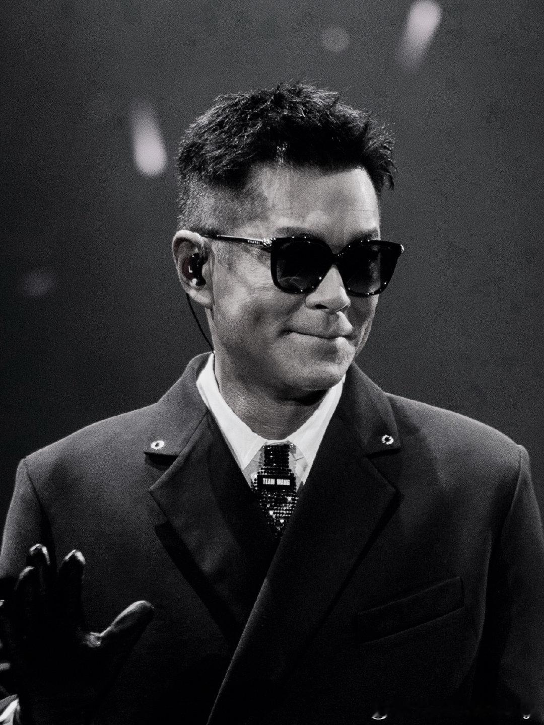 王嘉尔为古天乐演唱会设计TWD限定款。

携 TEAM WANG design 专属定制限定款，古天乐登台红馆首秀。 
由 JACKSON WANG 亲自构思，TEAM WANG design 操刀制作。 

刻意失衡，打破常规。 
全新系列设计语言的首次实体验证。 

不盲从规则，主导自我人生。 

期待见面。

 
#TEAMWANGdesign##TWD# ​