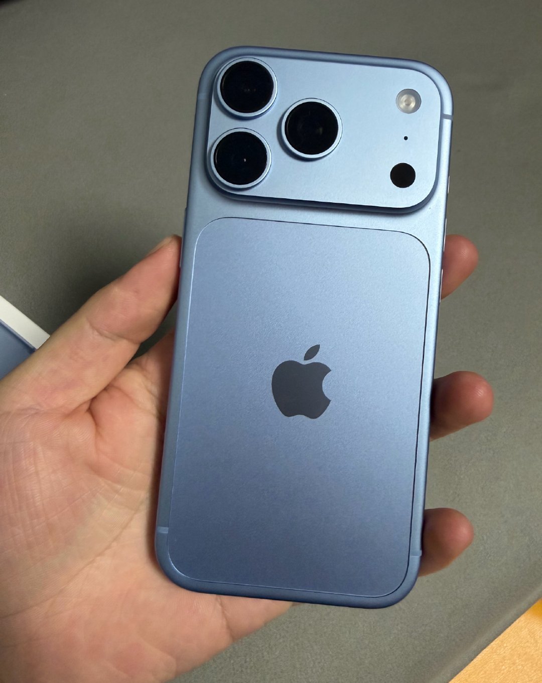#iPhone18Pro卖不动了#说一个很现实的事情，我10月1号买了一台iPhone 18 Pro，用了几天不想用打算出给本地的手机贩子，便宜八九百他们说现在基本不收18 Pro，只收Pro Max[泪奔] ​