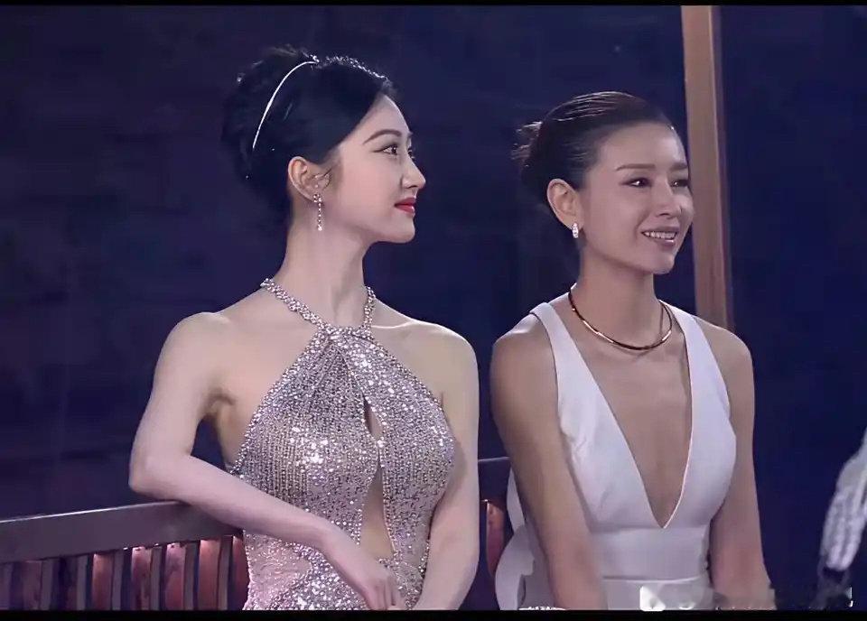 本来觉得董洁的身材比例够绝了，景甜的更好啊 ​