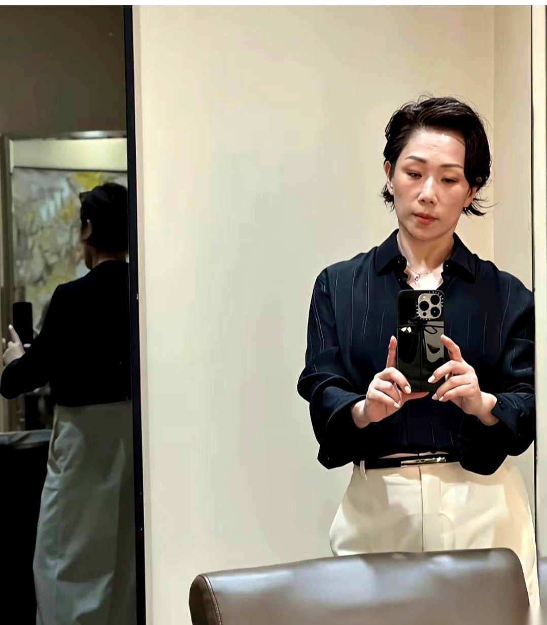 林忆莲快60岁了。
最近网上刷到她的新动态，一头利落短发，一件普普通通的黑衬衫，镜头就这么直直对着脸，连一层厚厚的磨皮滤镜都没铺。
很多上了年纪的艺人，生怕别人看出老态，拼命往脸上填东西、拉皮，最后搞得皮肉僵成一块塑料板，连笑一下嘴角都扯不动。普通人也天天对着镜子数皱纹，买各种瓶瓶罐罐，把自己折腾得