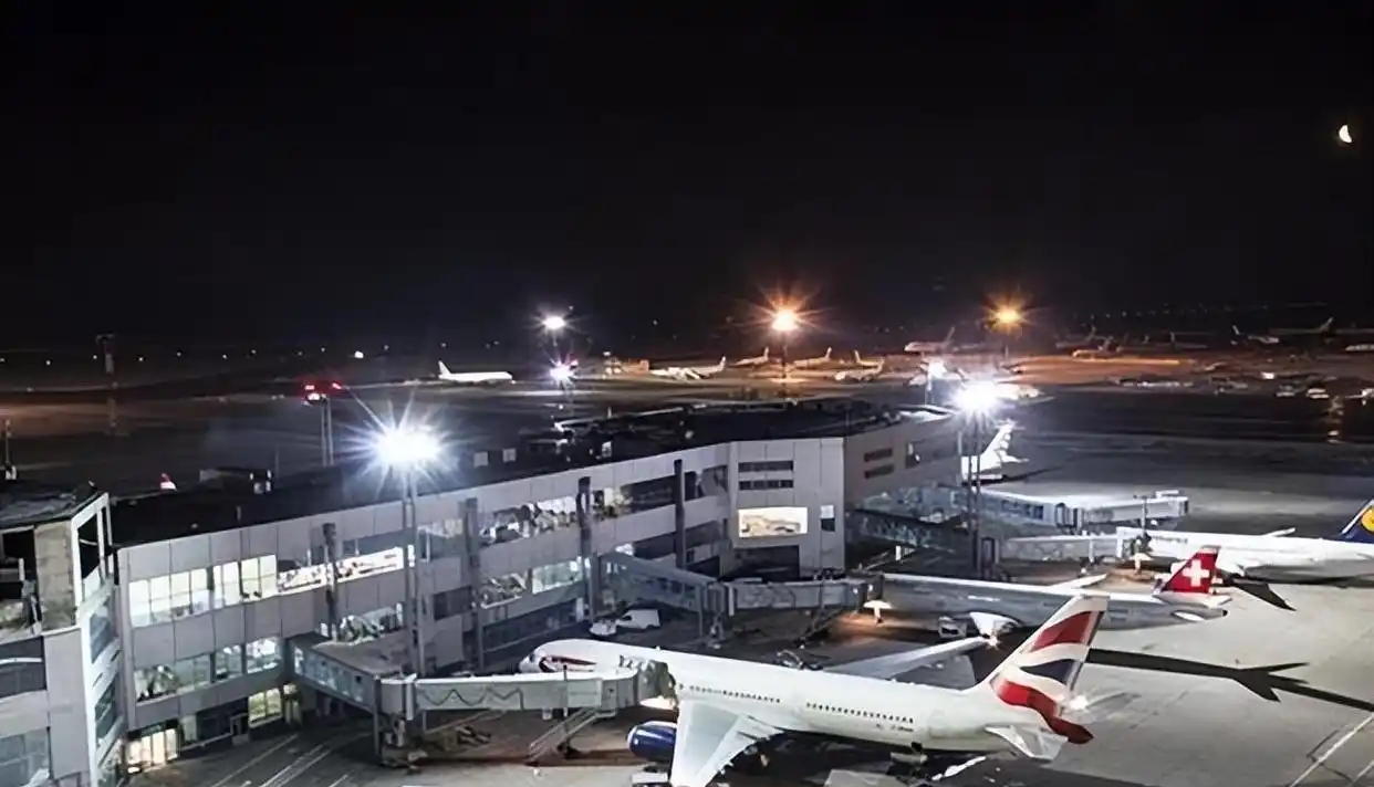 泽连斯基对着全球民航业撂下狠话，飞越俄罗斯领空后果自负，没人把这当成战场嘴炮 —— 这是一套不用战斗机、不用导弹的空中封锁，真算下来，吃下最大暗亏的，是中国民航。

真正需要警惕的，不是某一句狠话会不会立刻让客机停飞，而是安全评估、保险承保和航线绕飞一旦连在一起，航空公司就得重新计算这条空中通道的代