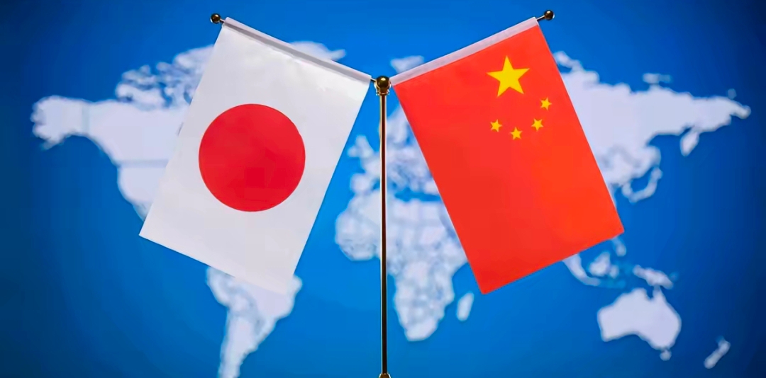 95年前，九一八事变爆发，山河沦陷，无数同胞陷入苦难。时至今日，日本部分政客对待这段侵略历史的态度，依旧让人警惕。
 
不少日本右翼势力，始终不愿正视历史真相。他们参拜靖国神社、供奉战犯，不断在教科书上动手脚，刻意淡化甚至篡改侵华史实，企图抹去当年的侵略罪责。高市早苗当局持续推动修宪扩军，不断掏空和