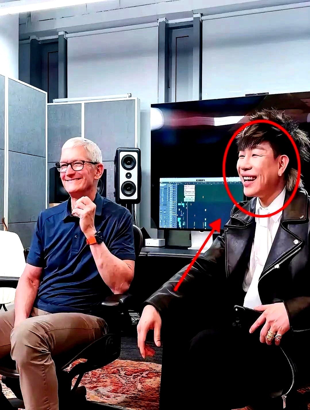 库克这次访华见了大把人，转头特意去了胡彦斌的工作室。

多少人以为胡彦斌只是个老牌歌手？实际上他私底下死磕技术，编曲、混音全自己上手，甚至自学写代码，硬是搞出了适配自己用的音乐插件。

现在的娱乐圈，多少人成天赶场子、买热搜刷脸，能沉下心钻研本事的找得出几个？胡彦斌不靠流量硬包装，单凭过硬手艺就能被