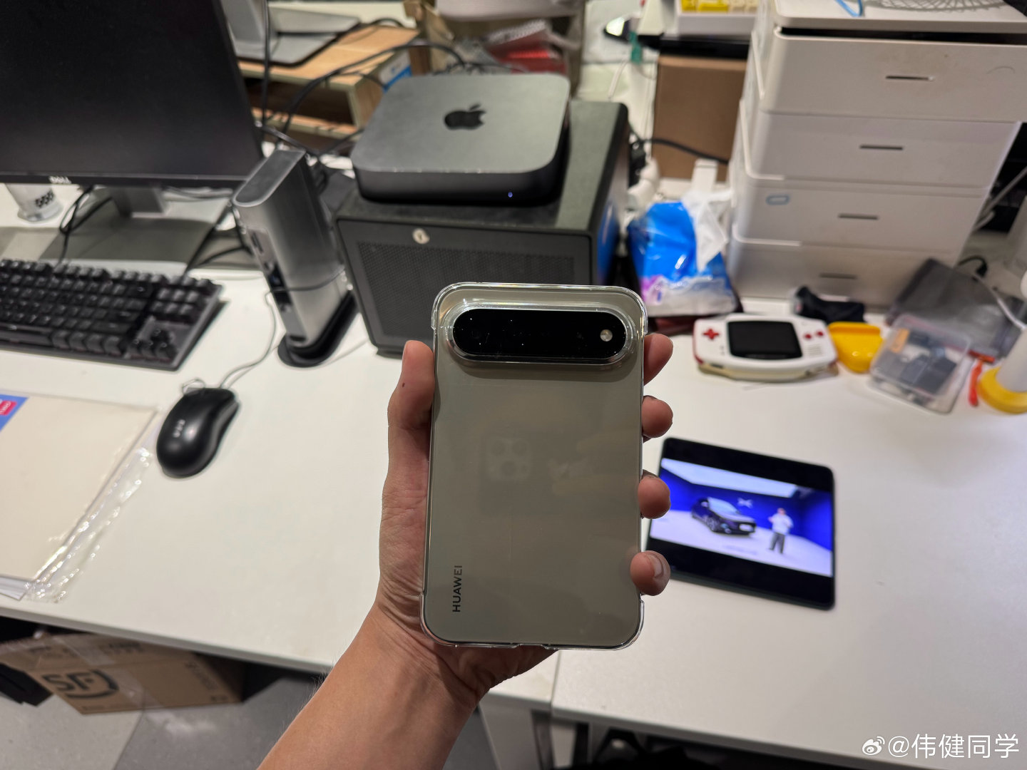 体验了下的华为阔直板Pura X View，手感真不错啊！又轻又薄，宽度能接受，我觉得有点电子书那味道！

我手算比较长的，26宫格打字完全没问题[doge]

就是不太了解，这个最终上市得卖多少钱啊 ​