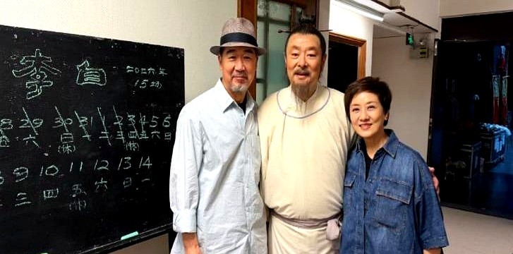 71岁张国立深夜睡不着，敲下一段话，直接撕开内娱遮羞布。

他刚从人艺后台出来。照片里，他和卸了妆的濮存昕、冯远征挤在一起，三件皱巴巴的旧衣服，脸上的褶子比衣服还多。

一个演《李白》死磕30年，一个在台上把角色揉碎了往观众心里砸。冯远征在评论区回了一句，几个老头聊得像胡同口的街坊。

他们早把名利