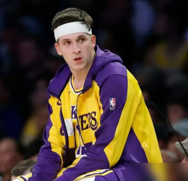 队医刚判赛季报销，里夫斯扭头就飞西班牙打了一针，直接把6周恢复期砍半。...