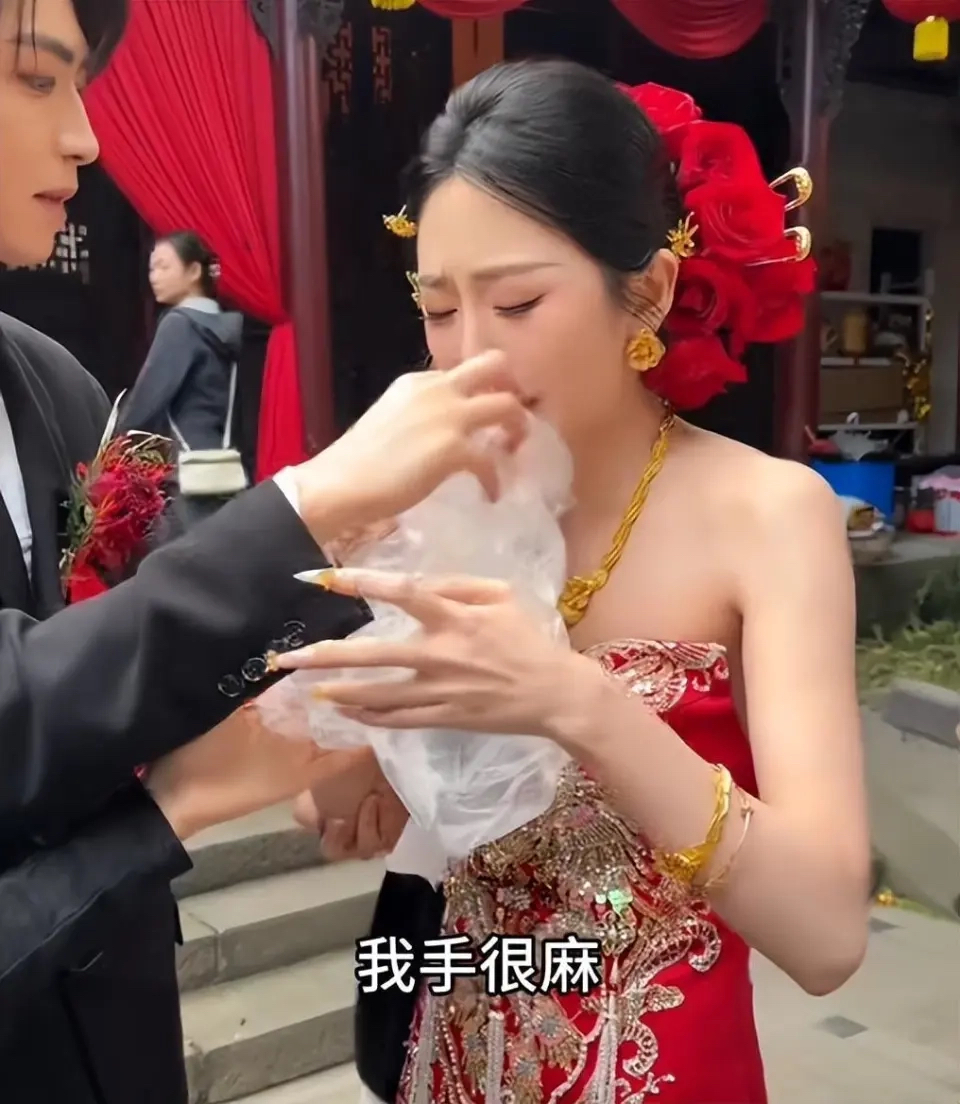 刷到千万粉网红小霸王拍婚纱照途中突发呼吸性碱中毒的新闻，真的吓出一身冷汗。
她自己复盘说前几天连轴转赶工拍视频，连续三天每天只睡不到4小时，出门前还空腹灌了两杯冰美式提神，路上情绪一激动就开始手脚发麻、胸口发闷，送到医院才知道是换气太急导致体内二氧化碳排太多中招了。
之前总觉得“熬夜+咖啡扛事”是当