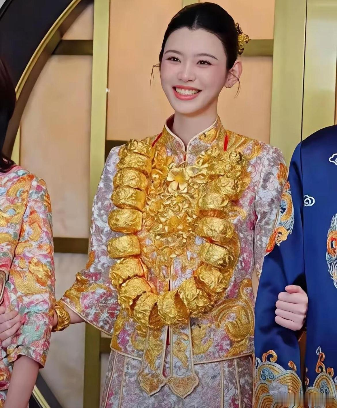 奚梦瑶⁠￼￼这两天晒了一组照片，是她和￼何猷君⁠￼￼补办的￼中式敬茶礼⁠￼￼。
照片里，金色裙褂和一圈圈龙凤镯很难不让人先看见。脖子上18只，手腕各戴2只，合计22只，网友给它起了个“黄金围脖”的外号。
这份热闹也把讨论带到了“是不是太夸张”。但只盯着黄金看，容易漏掉礼物背后的意思：按 ​