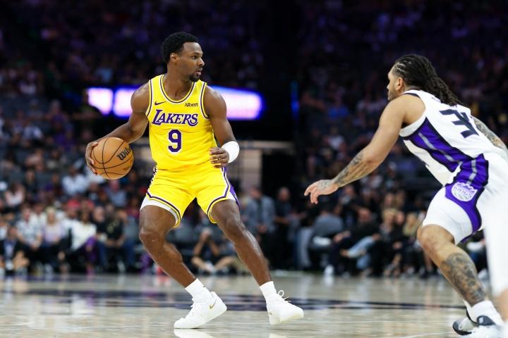 大逆转上演！勇士翻盘击败湖人，里夫斯轰28分无奈空砍
 
10月14日NBA季前赛焦点对决落下帷幕，勇士对阵湖人的比赛出现超大反转剧情。湖人手握最多二十分的领先优势，最终没能守住比分，被勇士下半场强势翻盘，以89比101遗憾落败，队内核心里夫斯打出高效表现，砍下28分7助攻依旧无力救主。
 
这场比